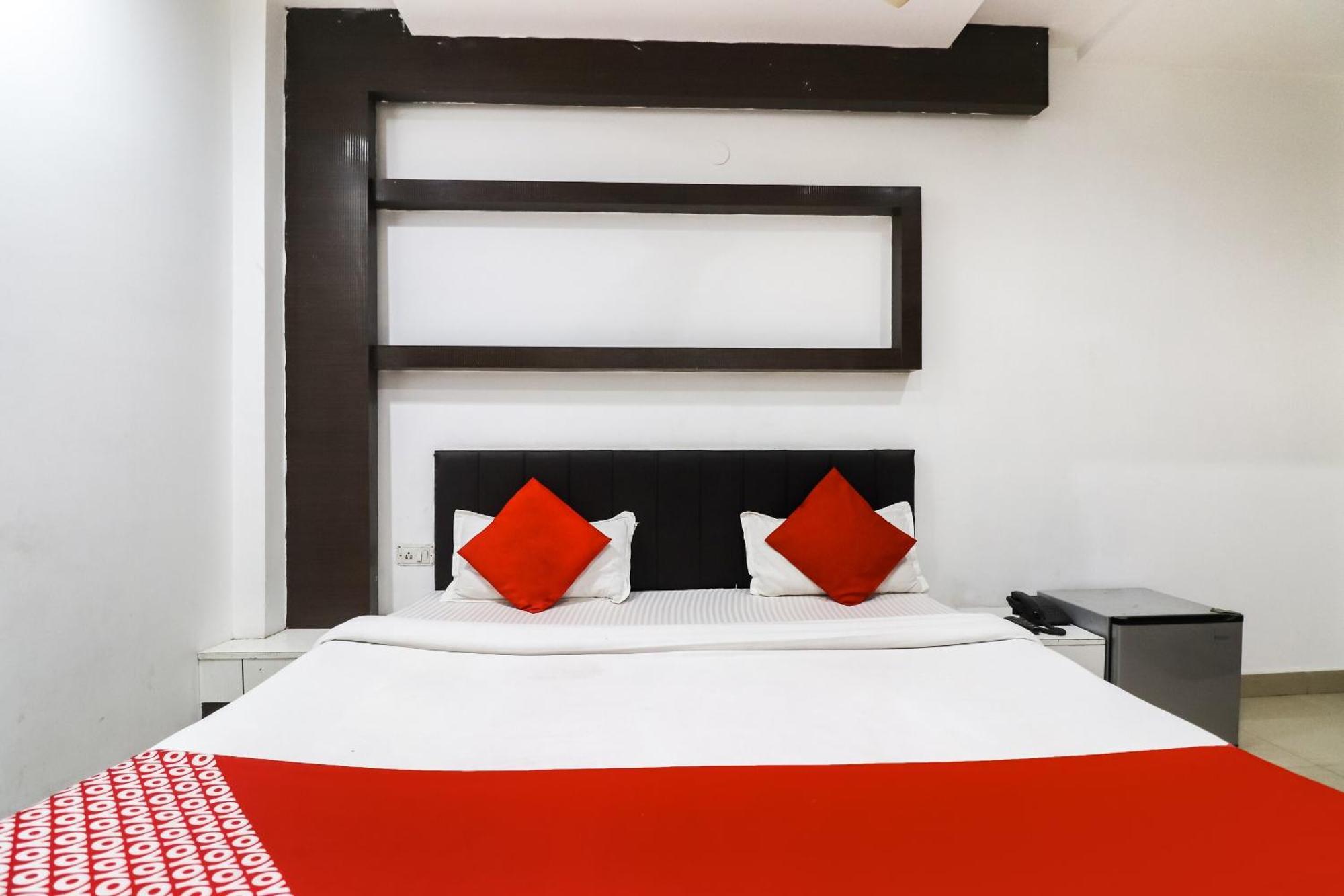 Oyo Flagship Just-9 Inn Near Sahara Ganj Mall Лакнау Екстериор снимка